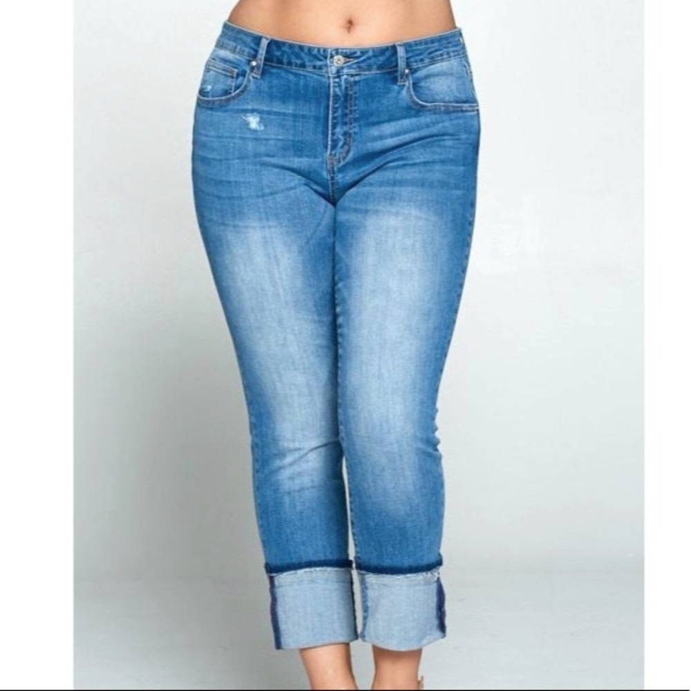 Curvy cropped jeans.